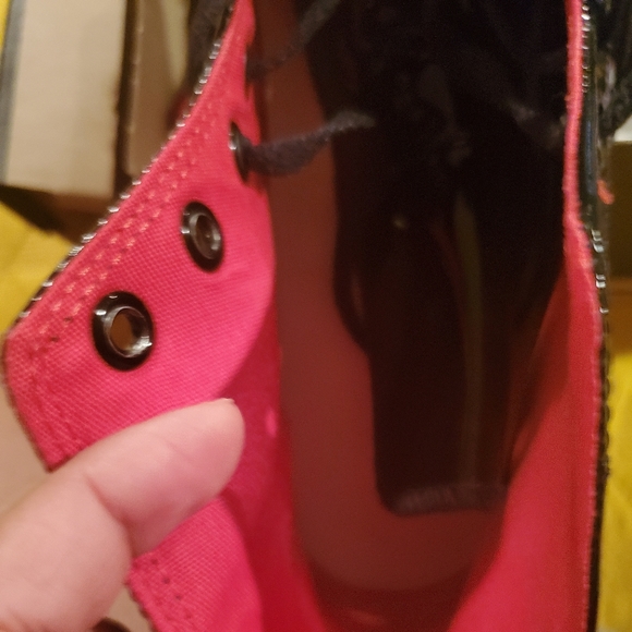 Converse - Picture 2 of 3